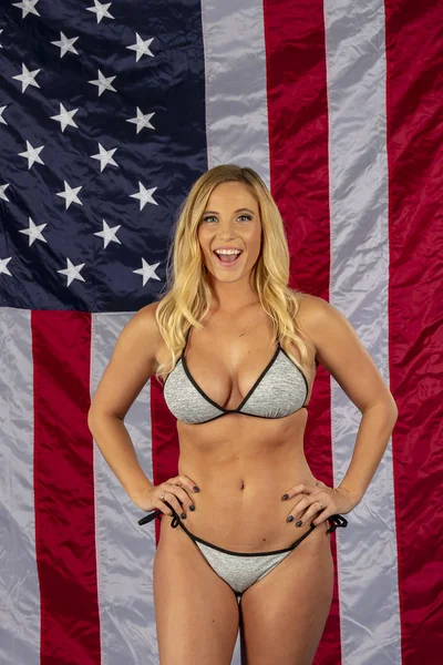 Een Prachtige Blonde Zwempakmodel Poseren Tegen Een Amerikaanse Vlag Een — Stockfoto