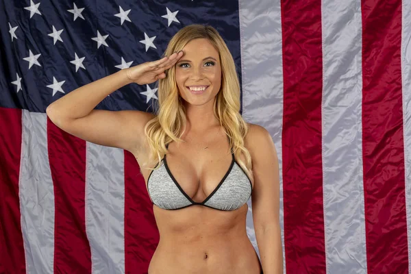 Een Prachtige Blonde Zwempakmodel Poseren Tegen Een Amerikaanse Vlag Een — Stockfoto