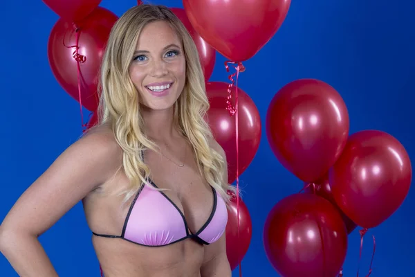 Vacker Blond Bikini Modell Poserar Mot Röda Ballonger Framför Kameran — Stockfoto