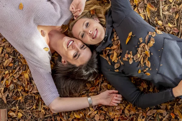 Two Gorgeous Models Enjoying Each Others Company Fall Day — Stock Photo, Image