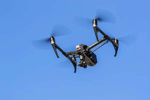 Egy Csoportját Drones Repülni Levegőben Kék Ellen — Stock Fotó