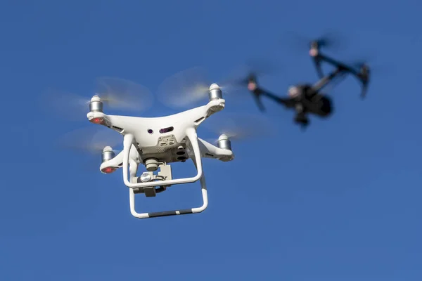 Grupo Drones Voa Pelo Contra Céu Azul — Fotografia de Stock