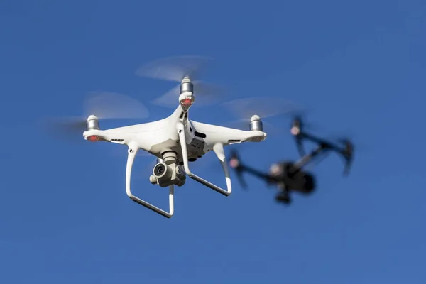 Grupo Drones Vuelan Por Aire Contra Cielo Azul —  Fotos de Stock