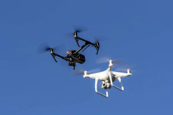 Egy Csoportját Drones Repülni Levegőben Kék Ellen — Stock Fotó