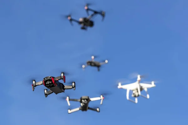 Grupo Drones Vuelan Por Aire Contra Cielo Azul —  Fotos de Stock