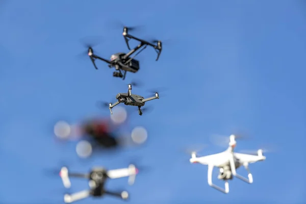 Grupo Drones Vuelan Por Aire Contra Cielo Azul —  Fotos de Stock