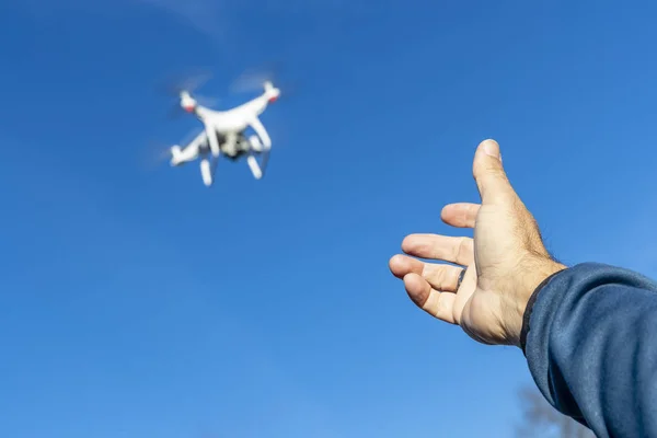 Egy Csoportját Drones Repülni Levegőben Kék Ellen — Stock Fotó