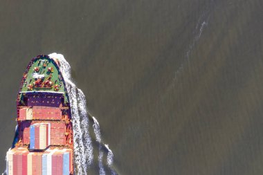 Bir kargo gemisi buharlarının açık okyanusta bir liman dışına doğru