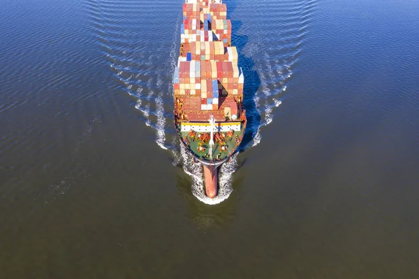 一艘货轮从港口驶向开阔的海洋 — 图库照片
