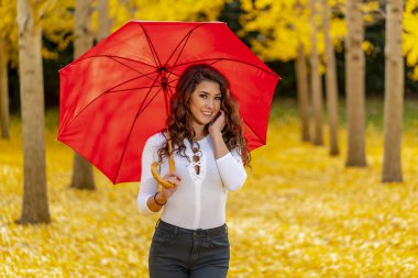 Bir sonbahar günü sarı sonbahar yaprakları ile zevk güzel esmer manken