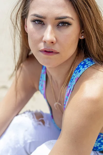 Gorgeous Brunetka Bikini Model Wyleguje Się Linii Brzegowej Plaży Słoneczny — Zdjęcie stockowe