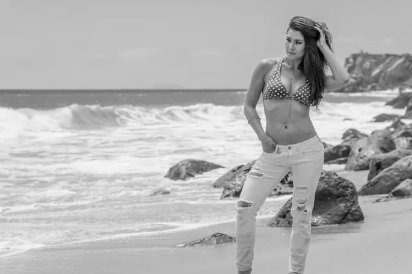 Una Hermosa Modelo Bikini Morena Descansando Costa Playa Día Soleado — Foto de Stock