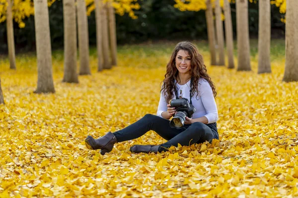 Ένα Όμορφο Μοντέλο Μελαχρινή Απολαμβάνοντας Μια Ημέρα Πτώση Κίτρινο Φθινόπωρο — Φωτογραφία Αρχείου