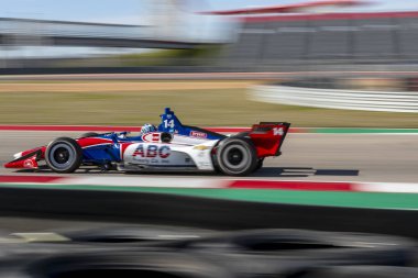 Tony Kanaan (14) Brezilya uygulamaları sırasında döner devre Of Americas Austin, Teksas, IndyCar bahar Test için geçer.
