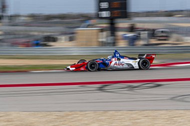 Tony Kanaan (14) Brezilya uygulamaları sırasında döner devre Of Americas Austin, Teksas, IndyCar bahar Test için geçer.