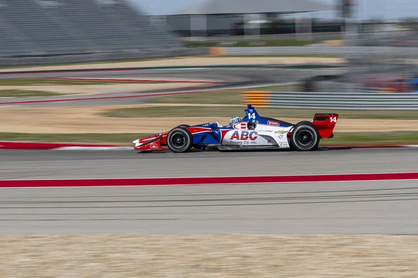Tony Kanaan (14) Brezilya uygulamaları sırasında döner devre Of Americas Austin, Teksas, IndyCar bahar Test için geçer.