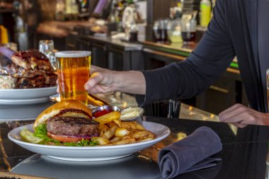 Izgara domuz bebek kaburga barbekü sosu ile