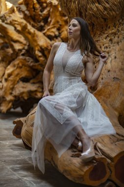 Muhteşem bir İspanyol esmer model ev ortamında poz veriyor.