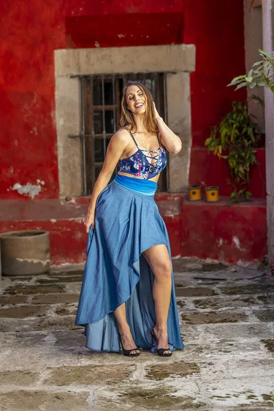 Egy Gyönyörű Spanyol Barna Modell Pózol Szabadban Otthoni Környezetben — Stock Fotó
