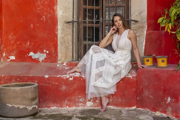 Magnifique Modèle Brunette Hispanique Pose Extérieur Dans Environnement Familial — Photo