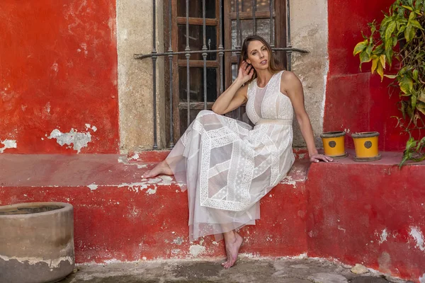 Egy Gyönyörű Spanyol Barna Modell Pózol Szabadban Otthoni Környezetben — Stock Fotó