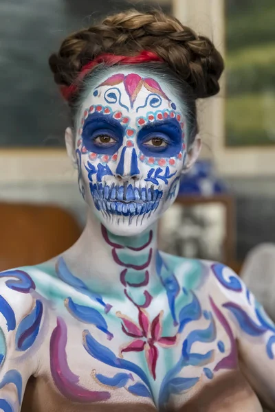 Wspaniała Latynoska Modelka Brunetka Pozuje Tradycyjną Farbą Makijażu Cukru Czaszki — Zdjęcie stockowe