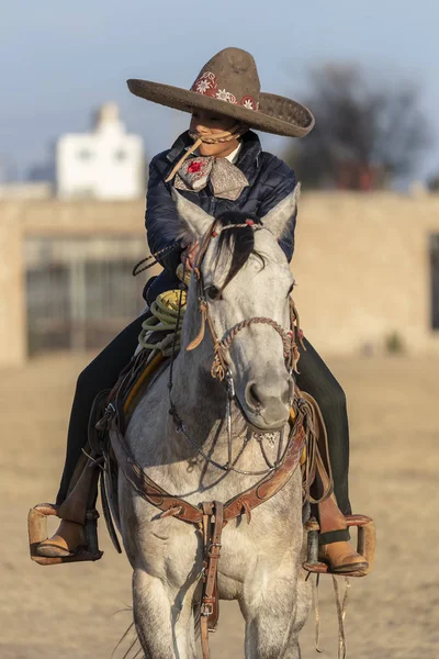 Een Jonge Mexicaanse Charro Rondt Een Kudde Paarden Die Door — Stockfoto