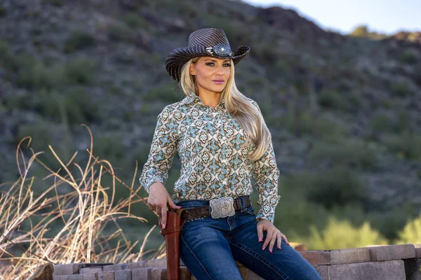 冒充女牛仔在西方环境中一个金发模型 — 图库照片