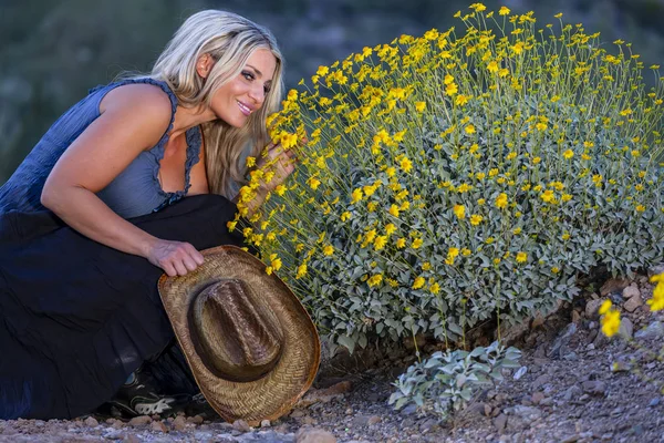 Szőke Modell Pózol Mint Egy Cowgirl Nyugati Környezetben — Stock Fotó