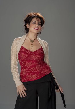 Güzel esmer Model teşkil etmektedir Studio ortamı