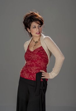 Güzel esmer Model teşkil etmektedir Studio ortamı