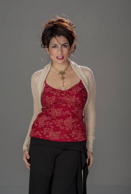 Güzel esmer Model teşkil etmektedir Studio ortamı