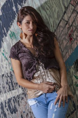 Güzel esmer Model açık havada poz 