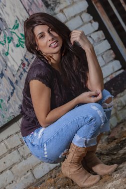 Güzel esmer Model açık havada poz 
