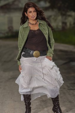 Güzel esmer Model açık havada poz 