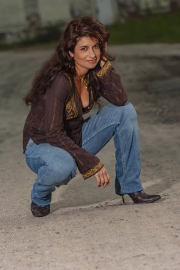 Güzel esmer Model açık havada poz 