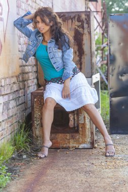 Güzel esmer Model açık havada poz 