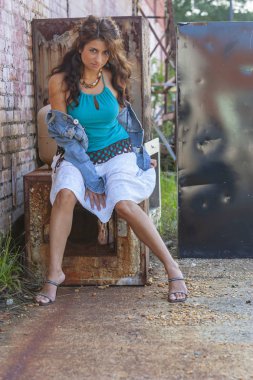 Güzel esmer Model açık havada poz 