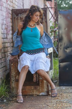 Güzel esmer Model açık havada poz 