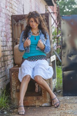 Güzel esmer Model açık havada poz 