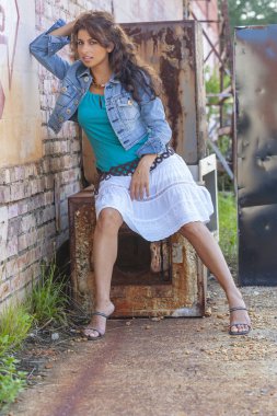 Güzel esmer Model açık havada poz 