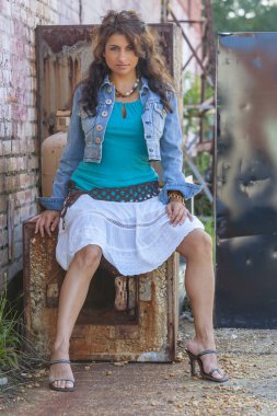 Güzel esmer Model açık havada poz 