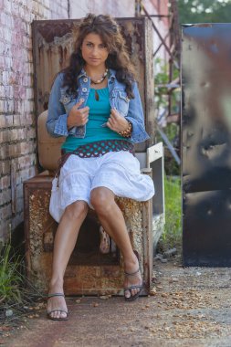 Güzel esmer Model açık havada poz 