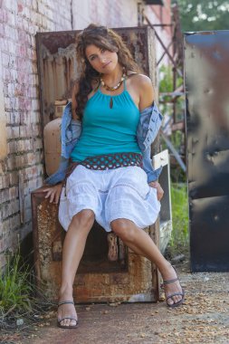 Güzel esmer Model açık havada poz 