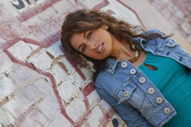 Güzel esmer Model açık havada poz 