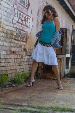 Güzel esmer Model açık havada poz 