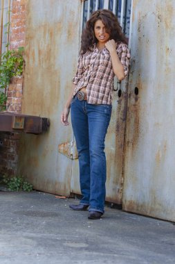 Güzel esmer Model açık havada poz 