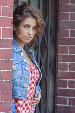 Güzel esmer Model açık havada poz 