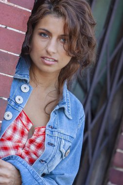 Güzel esmer Model açık havada poz 