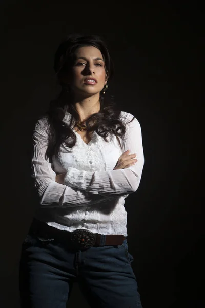 Superbe modèle de brune pose dans un environnement studio — Photo